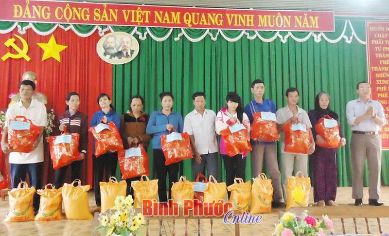 125 phần quà tết tặng hộ nghèo xã Phú Trung 125 phần quà tết tặng hộ nghèo xã Phú Trung