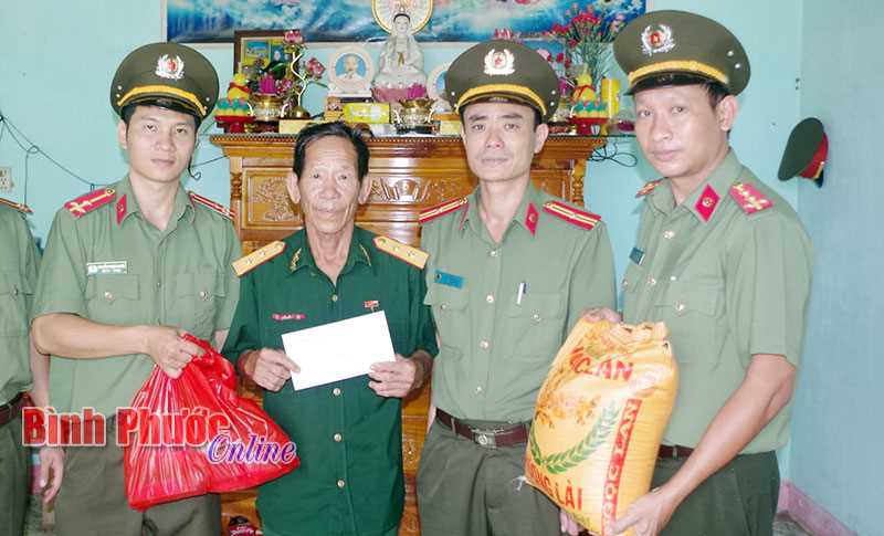 Tặng quà tri ân gia đình chính sách