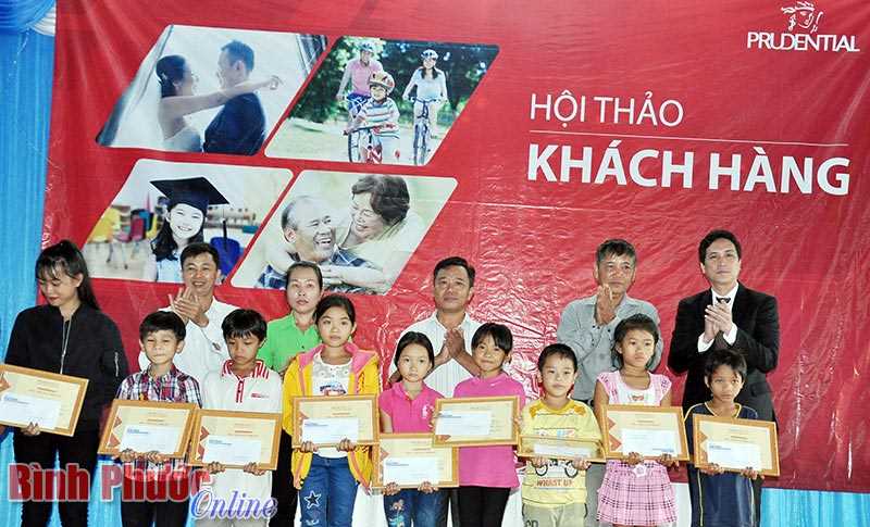 Prudential phối hợp Báo Bình Phước tặng quà học sinh nghèo hiếu học Prudential phối hợp Báo Bình Phước tặng quà học sinh nghèo hiếu học