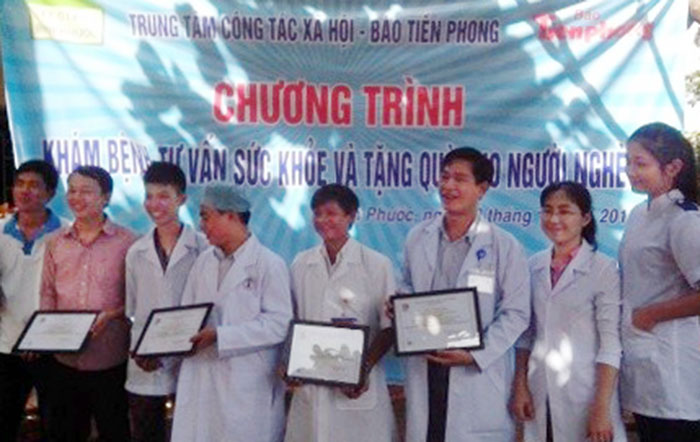 300 phần quà tặng hộ nghèo nơi biên giới 300 phần quà tặng hộ nghèo nơi biên giới