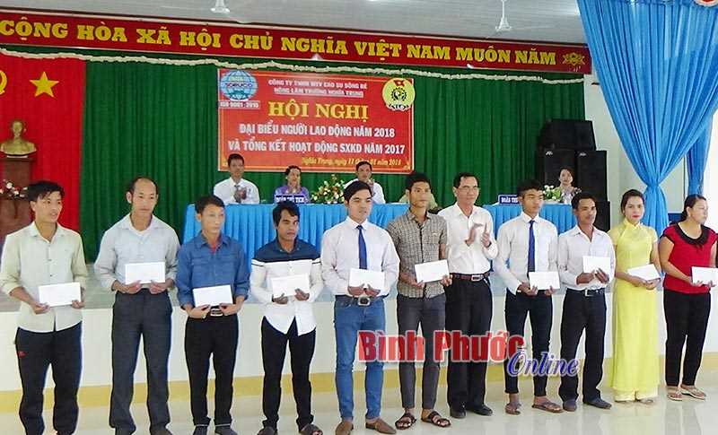 Trao 1.900 phần quà, 100 vé xe cho công nhân về quê đón tết Trao 1.900 phần quà, 100 vé xe cho công nhân về quê đón tết