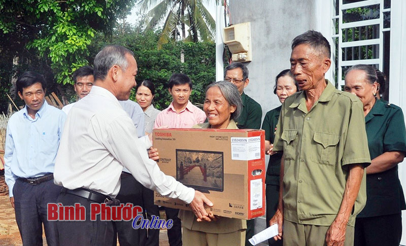 Tặng nhà tình nghĩa cho cựu thanh niên xung phong Tặng nhà tình nghĩa cho cựu thanh niên xung phong