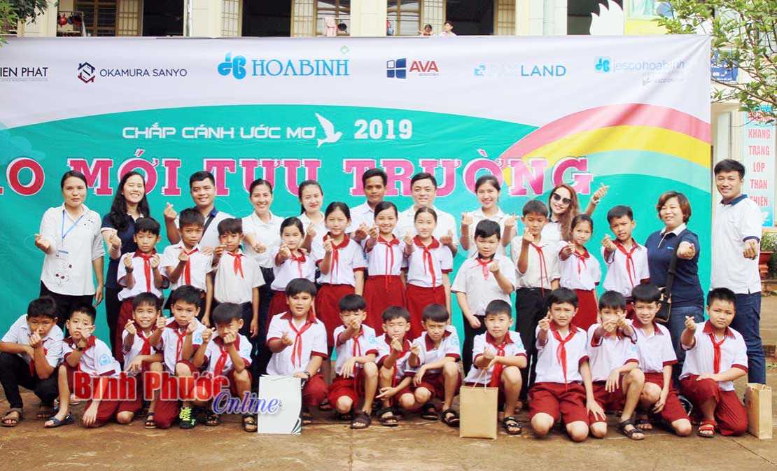 2.150 bộ quần áo tặng học sinh nghèo 2.150 bộ quần áo tặng học sinh nghèo