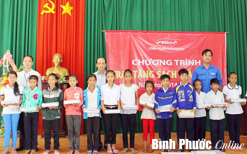 100 phần quà tặng trẻ em nghèo vượt khó học giỏi 100 phần quà tặng trẻ em nghèo vượt khó học giỏi