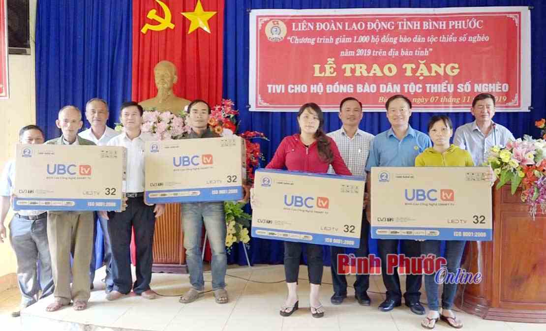 57 hộ dân tộc thiểu số nghèo được tặng tivi