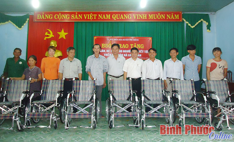 UBND huyện Phú Riềng tặng xe, xe lắc cho người khuyết tật UBND huyện Phú Riềng tặng xe, xe lắc cho người khuyết tật