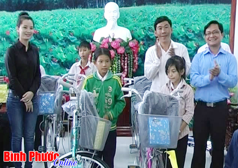 Huyện ủy Bù Đốp tặng 20 xe đạp cho học sinh nghèo Huyện ủy Bù Đốp tặng 20 xe đạp cho học sinh nghèo