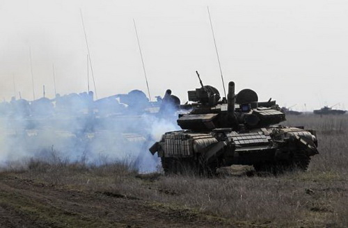 Ukraine dàn quân đối đầu Nga tại ngôi làng sát Crimea Ukraine dàn quân đối đầu Nga tại ngôi làng sát Crimea
