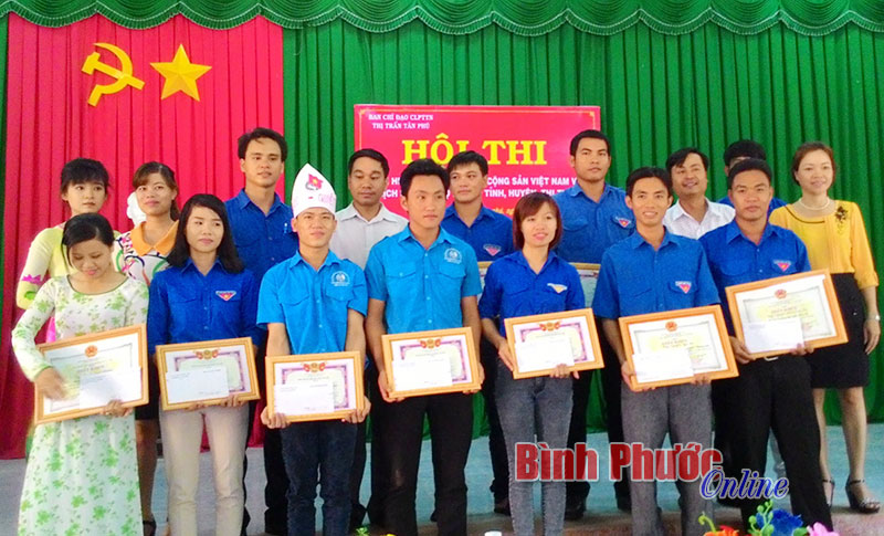 Thanh niên Tân Phú thi tìm hiểu lịch sử Đảng cộng sản Việt Nam Thanh niên Tân Phú thi tìm hiểu lịch sử Đảng cộng sản Việt Nam