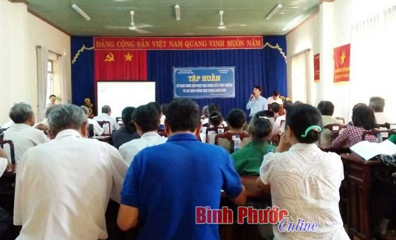 Tập huấn xử lý môi trường và phòng dịch trong chăn nuôi