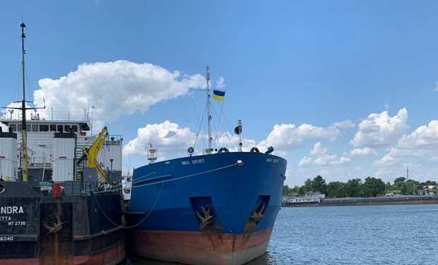 Ukraine trả tự do cho thủy thủ đoàn tàu chở dầu của Nga