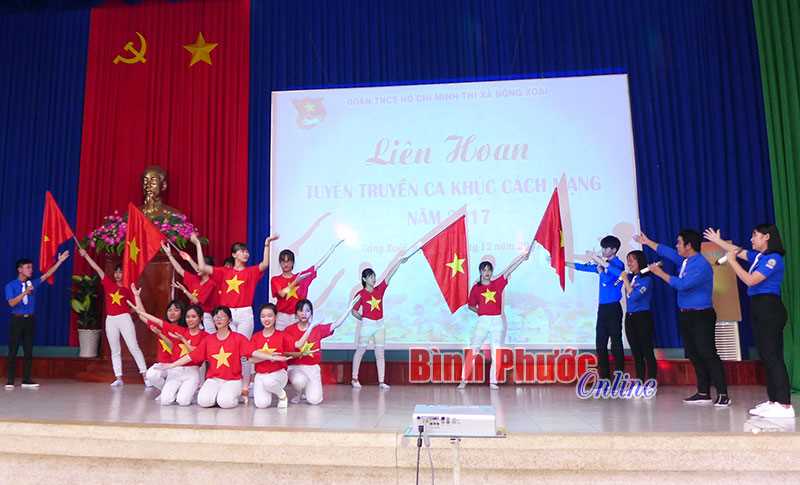 ĐỒNG XOÀI: Sôi nổi liên hoan “Tuyên truyền ca khúc cách mạng” ĐỒNG XOÀI: Sôi nổi liên hoan “Tuyên truyền ca khúc cách mạng”