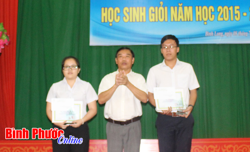 Cao su Bình Long: Tuyên dương, khen thưởng 140 học sinh tiêu biểu Cao su Bình Long: Tuyên dương, khen thưởng 140 học sinh tiêu biểu