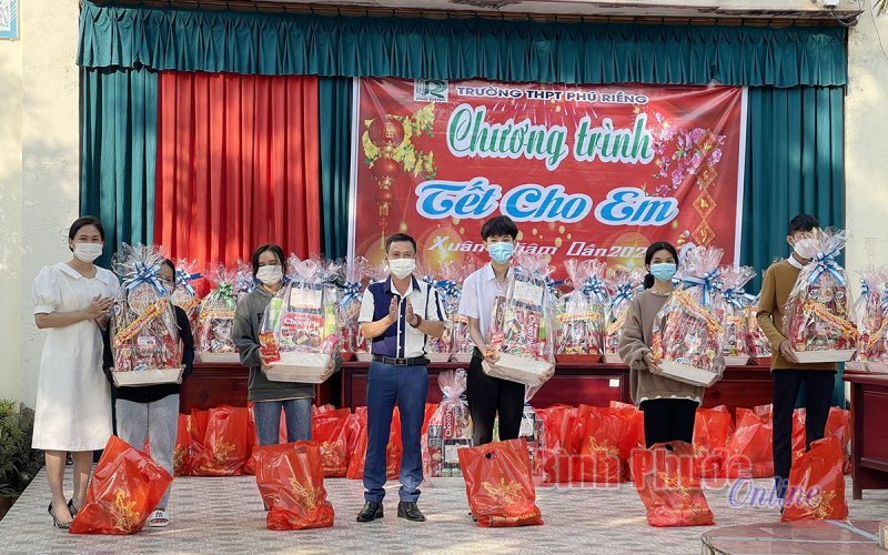 “Tết cho em” đến với học sinh khó khăn “Tết cho em” đến với học sinh khó khăn