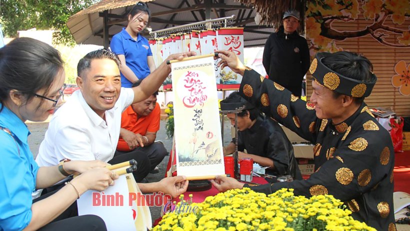 Tết về trên nét chữ