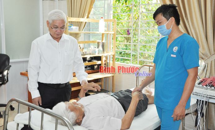 Bí thư Tỉnh ủy thăm, chúc mừng y, bác sĩ nhân Ngày Thầy thuốc Việt Nam Bí thư Tỉnh ủy thăm, chúc mừng y, bác sĩ nhân Ngày Thầy thuốc Việt Nam