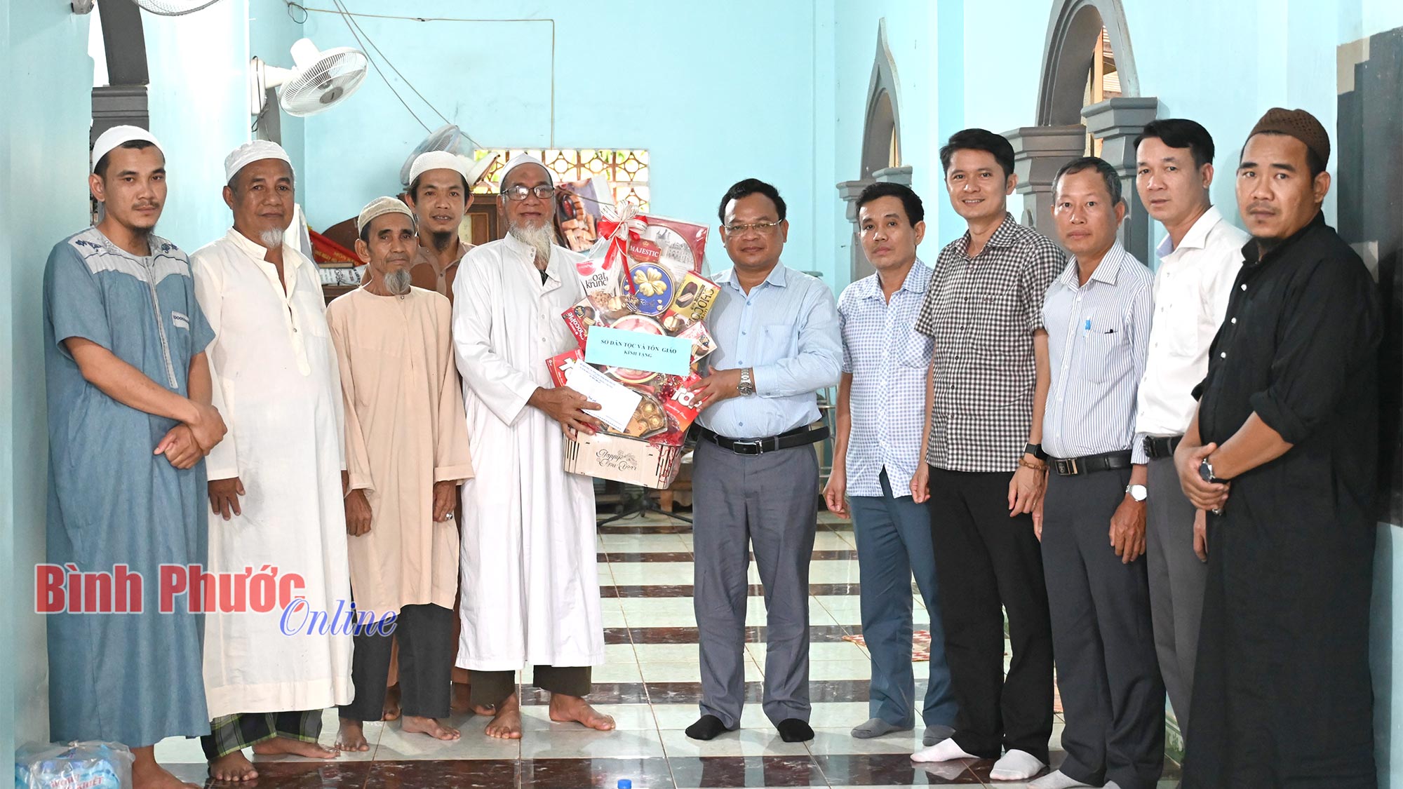 Thăm, chúc mừng đồng bào Chăm nhân tháng lễ Ramadan Thăm, chúc mừng đồng bào Chăm nhân tháng lễ Ramadan