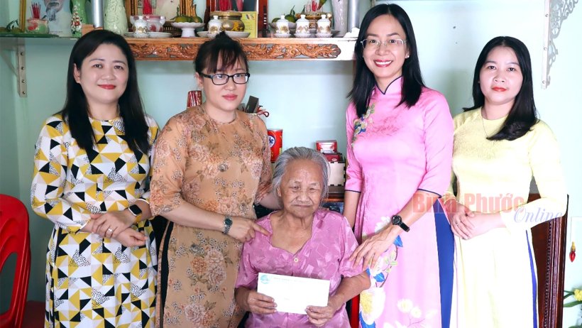 Thăm, tặng quà Ngày quốc tế phụ nữ 8-3 Thăm, tặng quà Ngày quốc tế phụ nữ 8-3