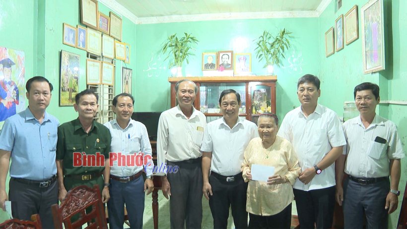 Thăm, tặng quà chiến sĩ Điện Biên