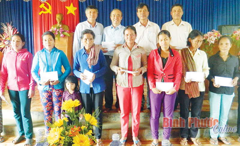 Thăm, tặng quà đồng bào Khơme ở Lộc Ninh nhân lễ Sen Dolta