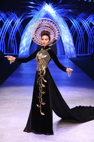 Thanh Hằng mặc áo dài dát vàng 1,2 tỉ đêm bế mạc VIFW 2015