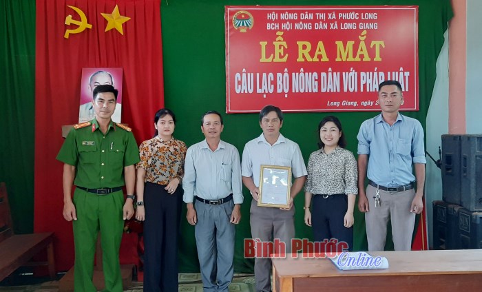 Ra mắt CLB nông dân với pháp luật xã Long Giang Ra mắt CLB nông dân với pháp luật xã Long Giang