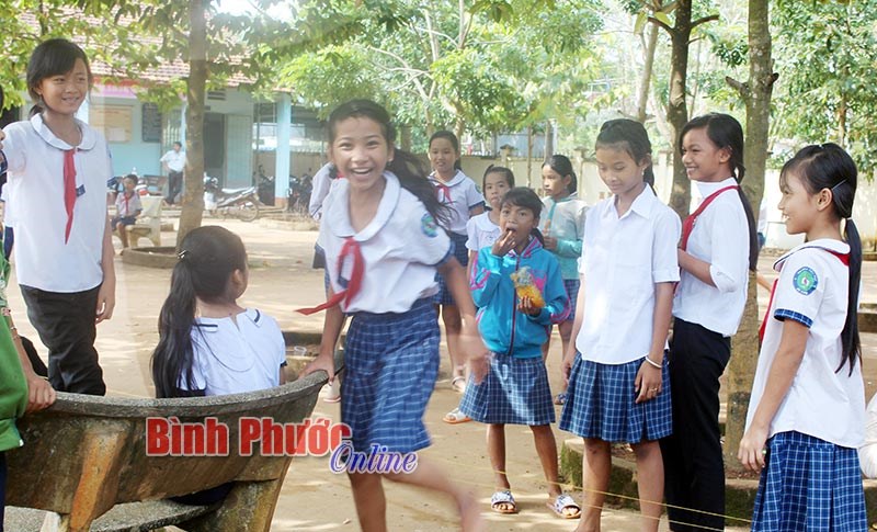 Thành công trong vận động học sinh ra lớp ở vùng khó Thành công trong vận động học sinh ra lớp ở vùng khó