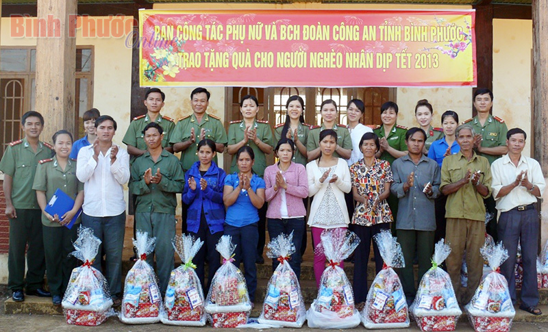 Đoàn thanh niên Công an tỉnh: Vận động trao tặng 9.612 phần quà cho hộ nghèo, gia đình chính sách Đoàn thanh niên Công an tỉnh: Vận động trao tặng 9.612 phần quà cho hộ nghèo, gia đình chính sách