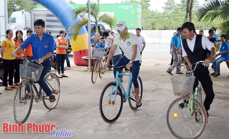 Công nhân KCN Chơn Thành tham gia ngày hội “Nối vòng tay lớn”