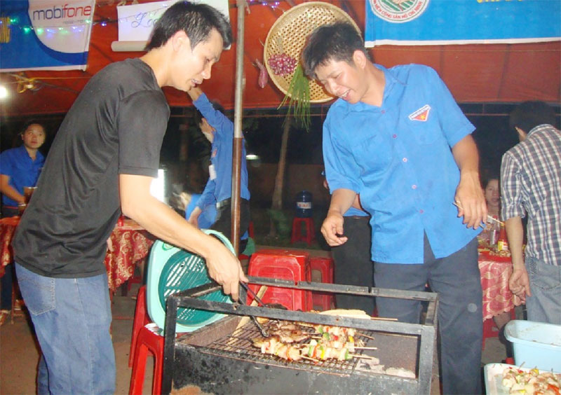 50 phần quà trao cho thanh niên công nhân không về quê ăn tết