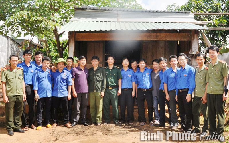 Đoàn khối dân chính đảng sửa nhà, khám bệnh cho dân