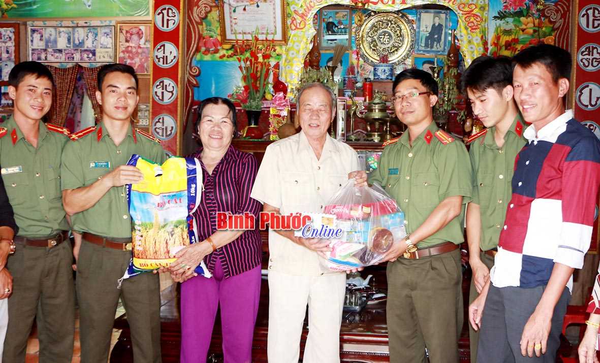 Đoàn thanh niên Công an tỉnh tặng quà Mẹ Việt Nam Anh hùng