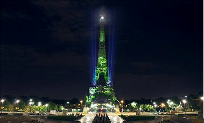 Pháp trình diễn "gieo hạt ánh sáng" nghệ thuật trên tháp Eiffel Pháp trình diễn "gieo hạt ánh sáng" nghệ thuật trên tháp Eiffel