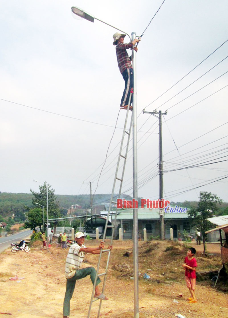 Nhân dân góp tiền thắp sáng QL14