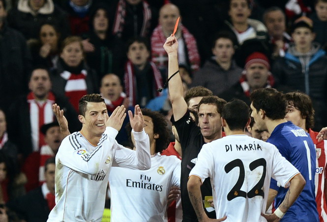 Treo còi trọng tài đuổi Cristiano Ronaldo