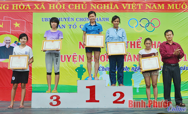 Chơn Thành trao 90 giấy khen tại ngày hội thể thao năm 2016 Chơn Thành trao 90 giấy khen tại ngày hội thể thao năm 2016