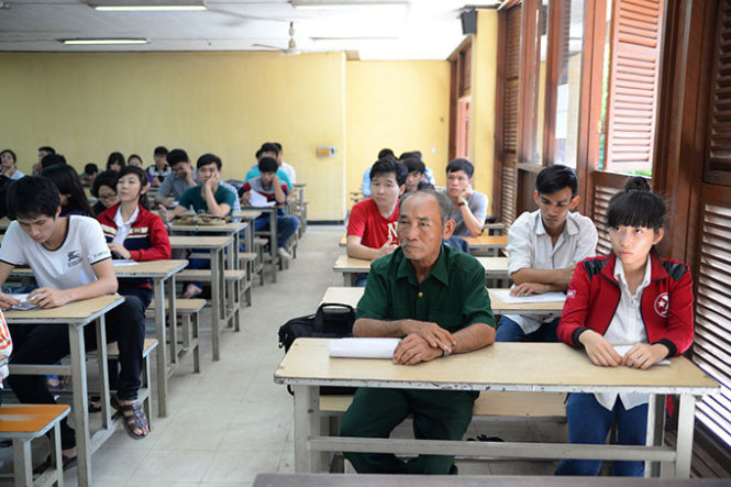 Lão nông 60 tuổi thi THPT quốc gia và muốn trở thành nhà báo