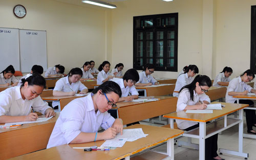 Một triệu thí sinh bắt đầu làm bài thi 'hai trong một' Một triệu thí sinh bắt đầu làm bài thi 'hai trong một'