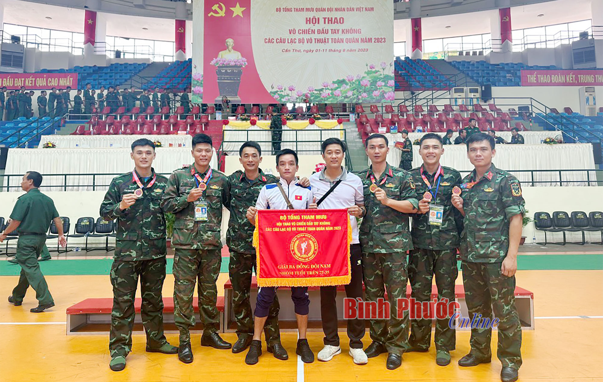 Thi đua hoàn thành tốt nhiệm vụ Thi đua hoàn thành tốt nhiệm vụ