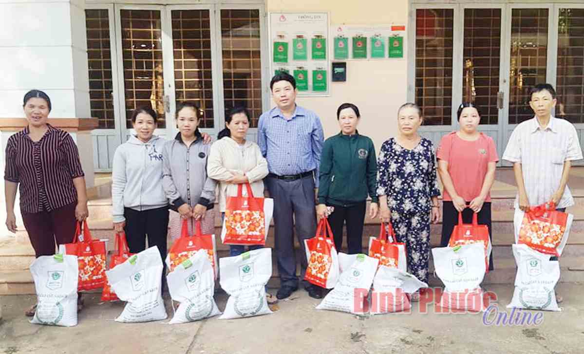 Đồng Phú tặng 8.678 phần quà dịp tết Nguyên đán Đồng Phú tặng 8.678 phần quà dịp tết Nguyên đán