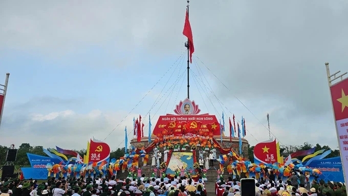 Thiêng liêng Lễ Thượng cờ Thống nhất non sông Thiêng liêng Lễ Thượng cờ Thống nhất non sông