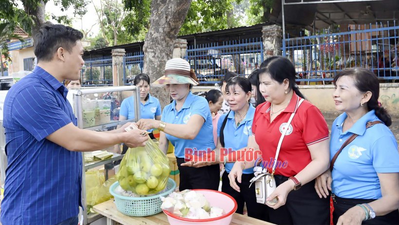 Thiết thực gian hàng chia sẻ yêu thương