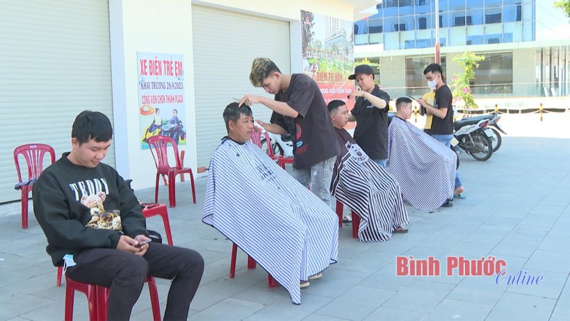 Thiết thực tiệm cắt tóc "dã chiến"