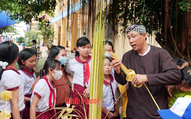 Thiếu nhi Bình Long vui cùng tranh gạo, lá dừa Thiếu nhi Bình Long vui cùng tranh gạo, lá dừa