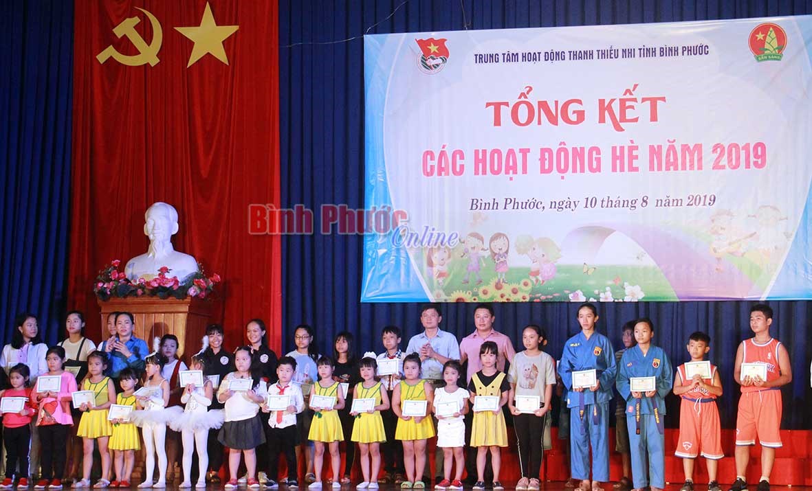 865 em được trao giấy chứng nhận hoàn thành khóa học hè