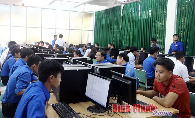 Cán bộ, công chức trẻ và học sinh thi tin học Cán bộ, công chức trẻ và học sinh thi tin học