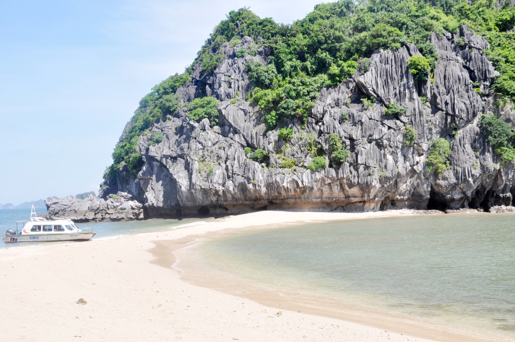 Thơ mộng, yên bình bãi Cát Oăn trên Vịnh Hạ Long