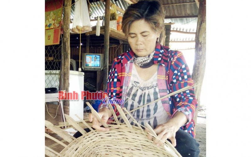 Thu nhập khá từ nghề đan lát thủ công Thu nhập khá từ nghề đan lát thủ công