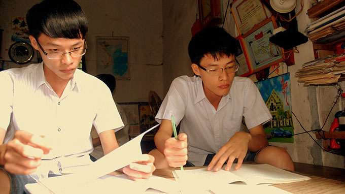 Anh em mồ côi cha đỗ thủ khoa