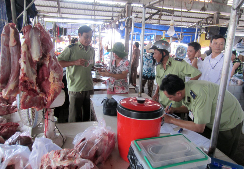 Báo động tình trạng buôn bán thịt heo thối tại chợ Đồng Xoài Báo động tình trạng buôn bán thịt heo thối tại chợ Đồng Xoài